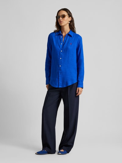 Kobiece model nosi Bluzka koszulowa z czystego lnu od Polo Ralph Lauren, luźny krój, kołnierzyk koszulowy, listwa guzikowa, wyhaftowane logo, długość tyłu w rozmiarze S: 70 cm, długość rękawów w rozmiarze S: 58 cm, kolor intensywny niebieski, gładka tekstura, widok całej sylwetki z przodu.