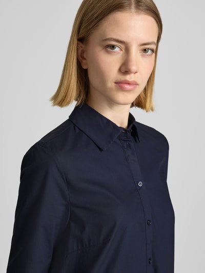 Frauenmodel trägt Knielanges Hemdblusenkleid mit Knopfleiste von Christian Berg Woman Selection aus Reine Baumwolle in Dunkelblau, Nahaufnahme Oberkörper.