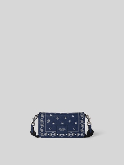 Produktfoto, Shoulder Bag aus echtem Rindsleder von Marc Jacobs, dunkelblau mit weißen Musterungen, abnehmbarer Trageriemen, Logo-Detail, Magnetverschluss, Hauptfach mit Überschlag, Maße ca. 21 cm Breite, 11 cm Länge, 6 cm Tiefe.
