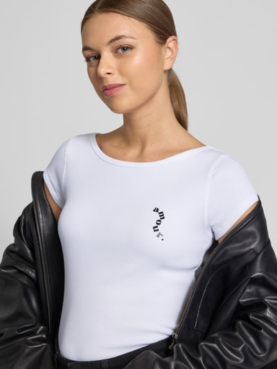 Frauenmodel trägt Slim Fit T-Shirt aus Baumwoll-Mix Modell 'C_Etine' von BOSS Orange in Weiß mit Motiv-Print, Feinrippstruktur, Nahaufnahme Oberkörper.