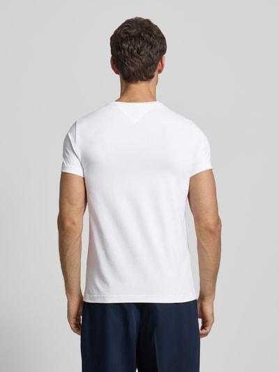 Männermodel trägt Slim Fit T-Shirt mit Rundhalsausschnitt von Tommy Hilfiger aus Baumwoll-Elasthan-Mix, Logo-Stickerei, Rückenansicht.
