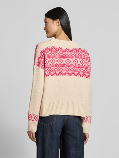 Männermodel trägt Strickpullover mit Baumwoll-Anteil Modell 'Nordic' von miss goodlife, beżowy z różowym wzorem, luźny krój, stójka, ściągacze, materiał-mix, długość tyłu w rozmiarze S: 54 cm, długość rękawa w rozmiarze S: 45 cm, widok całej sylwetki od tyłu