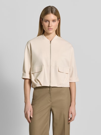 Frauenmodel trägt Blouson mit Reißverschluss und Pattentaschen Modell 'Goros' von OPUS in Beige, Baumwoll-Mix, Nahaufnahme Oberkörper.