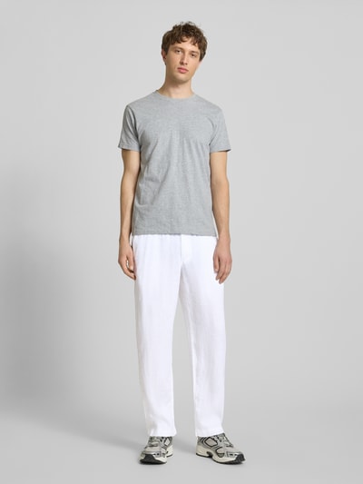 Männermodel trägt Leinenhose mit elastischem Bund Modell 'KARL LAWRENCE' von Jack & Jones, Weiß, Regular-Fit, Reines Leinen, Ganzkörperansicht von vorne. Bundweite Größe M 40 cm, Innenbeinlänge 75 cm.