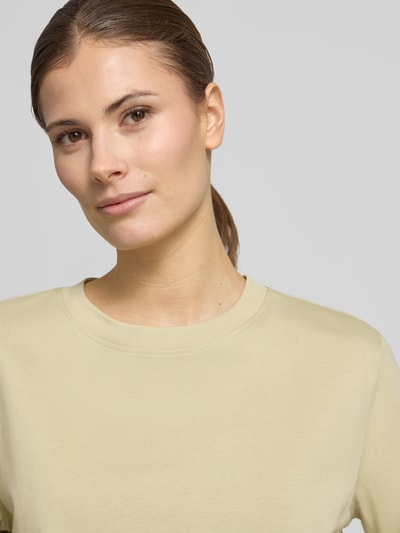 Vrouwenmodel draagt Boxy Fit T-Shirt uit puur katoen model 'ESSENTIAL' van Selected Femme, look: effen, labelpatch, ronde hals, korte mouw, heavy jersey, nahaufnahme bovenlichaam.