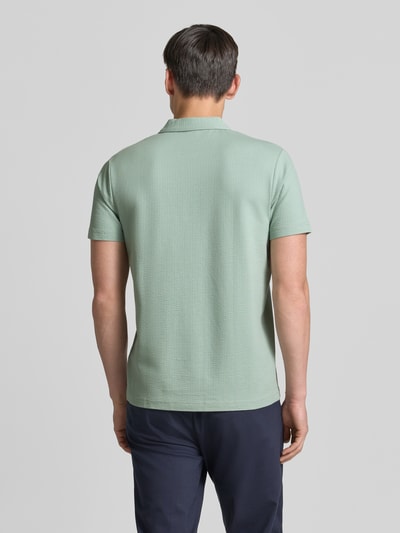 Männermodel trägt Regular Fit Poloshirt mit Logo-Stitching von Lerros aus Baumwoll-Mix mit Stretch-Anteil, Strukturmuster, Rückenlänge bei Größe M: 70 cm, Ganzkörperansicht Rückansicht.