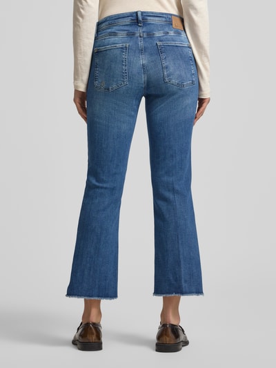 Frauenmodel trägt Flared Jeans mit Fransen Modell 'VIC' von Raffaello Rossi aus blauem Baumwoll-Mix mit Stretch-Anteil, Cropped, Ganzkörperansicht Rückansicht.