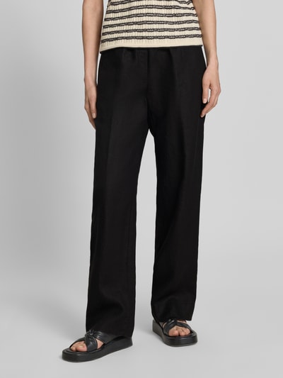 Frauenmodel trägt Regular Fit Weite Hose aus reinem Leinen Modell 'FARINA' von Brax, Optik: Unifarben, Eingrifftasche, elastisch mit Tunnelzug, Material: Leinen, Ganzkörperansicht von vorne.