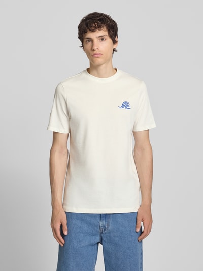 Männermodel trägt T-Shirt mit Motiv-Print Modell 'SUN ISLAND' von Blend, cremefarbene Baumwolle, Regular Fit, Rundhalsausschnitt, Ganzkörperansicht von vorne.