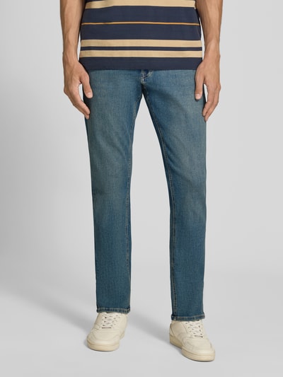 Männermodel trägt Straight Fit Jeans mit Lyocell-Anteil Modell 'GLENN' von JACK & JONES im Used-Look, Baumwoll-Lyocell-Mix, Ganzkörperansicht von vorne.