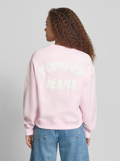 Frauenmodel trägt Boxy Fit Sweatshirt aus reiner Baumwolle von Tommy Jeans in Optik: Unifarben mit Label-Print, Material: Sweat, Ganzkörperansicht Rückansicht.