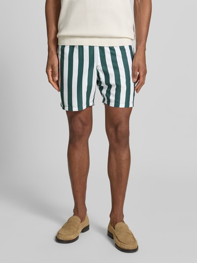 Männermodel trägt Badehose mit Gesäßtasche und elastischem Bund von Shiwi, Allover-Look, Regular-Fit, Tunnelzug, Nahaufnahme Unterkörper.