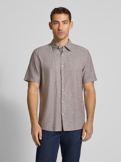 Männermodel trägt Regular Fit Freizeithemd aus Leinen-Baumwoll-Mix von MCNEAL, braun meliert, Kentkragen, Knopfleiste, Ganzkörperansicht von vorne. Rückenlänge bei Größe M: 74 cm, Schulterbreite bei Größe M: 50 cm, Ärmellänge bei Größe M: 25 cm.
