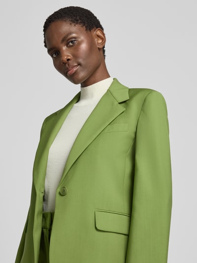 Männermodel trägt Regular Fit Longblazer aus reiner Schurwolle Modell 'WKDLAMINE' von Weekend Max Mara, Damen Longblazer, Nahaufnahme Oberkörper