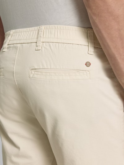 Männermodel trägt Chino Shorts mit Gesäßleistentaschen von Lerros, Baumwoll-Mix, elastischer Bund, helle Farbe, Detailaufnahme Rückansicht
