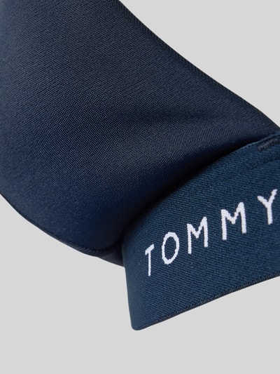 Produktfoto, Bikini-Oberteil mit elastischem Bund mit Label-Print van Tommy Hilfiger in effen kleuren, stretch materiaal, labelprint, detailopname.
