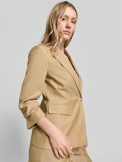 Frauenmodel trägt Slim Fit Blazer mit Pattentaschen und gerafften Ärmeln von Comma im Material-Mix mit Leinen-Anteil, Nahaufnahme Oberkörper.