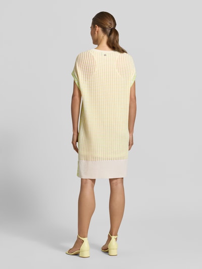 Frauenmodel trägt Knielanges Kleid mit Strukturmuster und Rundhalsausschnitt von Marc Cain aus Baumwoll-Mix in Gelb und Beige, Straight Fit, Rückenlänge bei Größe 36: 89 cm, Brustweite bei Größe 36: 57 cm, Kappärmel, Knielänge, leichte Struktur, Farbverlauf, Ganzkörperansicht Rückansicht.