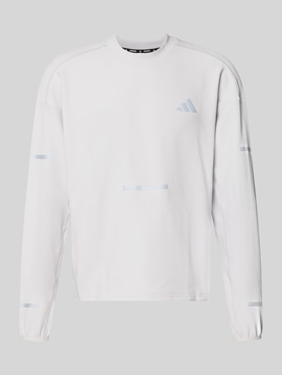 Produktfoto, weißes Regular Fit Sport-Langarmshirt mit Lyocell-Anteil von adidas Training, glatte Textur, dezente Linien, adidas Logo