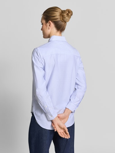 Frauenmodel trägt Relaxed Fit Hemdbluse aus reiner Baumwolle von Tommy Hilfiger, Optik: Unifarben, Langarm, Oxford, Rückenpasse, Ganzkörperansicht Rückansicht.