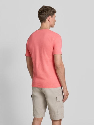 Männermodel trägt Regular Fit T-Shirt aus reiner Baumwolle Modell 'TALES' von BOSS Orange in Unifarbe, Ganzkörperansicht Rückansicht.