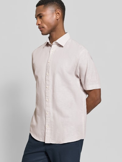 Männermodel trägt Slim Fit Freizeithemd aus Leinen-Mix von Jake*s in Beige mit Kentkragen und Knopfleiste, kurzärmelig, Ganzkörperansicht von vorne, Rückenlänge 73 cm, Schulterbreite 47 cm, Ärmellänge 26 cm, Baumwoll-Anteil sichtbar.