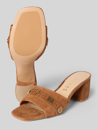 Produktfoto, Sandalette aus Leder mit Blockabsatz Modell 'GAURI2' von Guess in Braun, Schlupfform, Absatzhöhe 7 cm, Damen, Detailansicht.