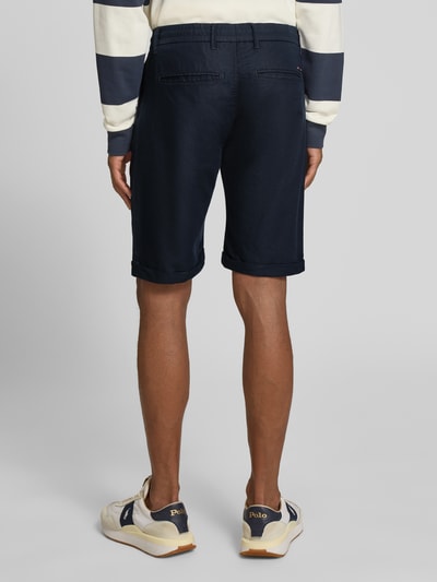 Männermodel trägt Chino-Shorts mit Tunnelzug Modell 'DAWSON' von Lerros aus Baumwoll-Leinen-Mix, Regular-Fit, Gesäßtaschen, Ganzkörperansicht Rückansicht.