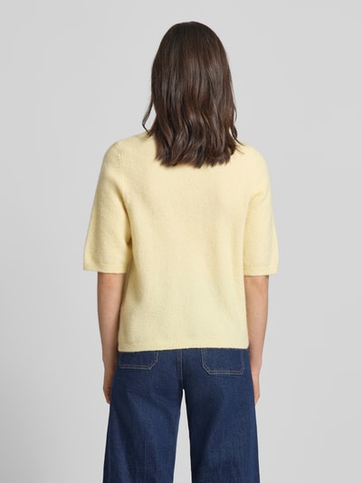 Frauenmodel trägt Relaxed Fit T-Shirt aus Alpaka-Mix Modell 'Alpha' von Gestuz in Strick-Optik, zartes Gelb, elastische Abschlüsse, Rückenansicht.