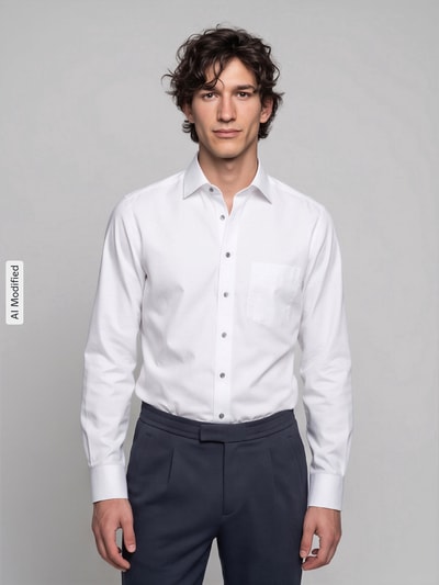Męskamodel nosi białą koszulę Modern Fit Businesshemd aus reiner Baumwolle von OLYMP, gładki materiał, Ganzkörperansicht von vorne, zdjęcie KI-modifiziertes Bild.