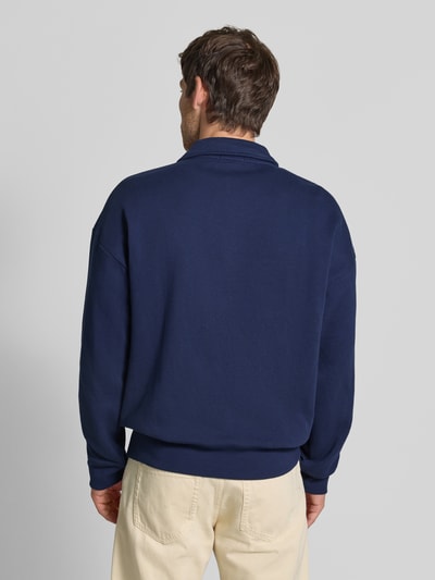 Męski model nosi Relaxed Fit Sweatshirt aus Baumwoll-Mix von Polo Ralph Lauren w kolorze granatowym, gładka tekstura, pełny tył.