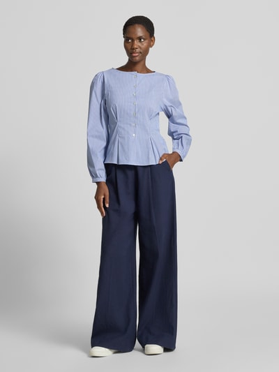 Vrouwenmodel draagt Bluse aus Baumwoll-Mix mit Peplum-Saum van Rich & Royal in lichtblauw met knoopsluiting, getailleerde pasvorm, katoenmix, met lange mouwen, ruglengte maat 36: 55 cm, mouwlengte maat 36: 64 cm, geheelopname vooraan.