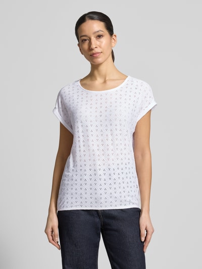 Vrouwenmodel draagt Regular Fit T-shirt met gaatjesmotief model 'Ruth' van ZABAIONE, elastische materiaalmix, ronde hals, elastische band, ruglengte maat S 53 cm, frontale volledige lichaamsweergave.