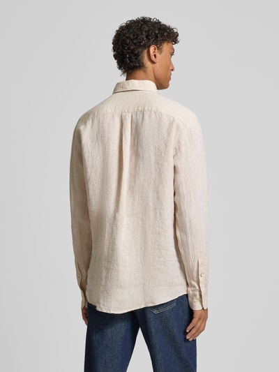 Męski model ma na sobie Slim Fit Leinenhemd mit Haifischkragen od Fynch-Hatton, jasnobeżowy len, krój slim fit, widok z tyłu, całopostaciowy.