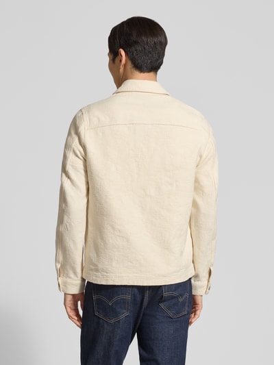 Männermodel trägt Jacke mit Reißverschluss und Brusttasche von Drykorn aus Reine Baumwolle, Regular-Fit, Creme, Ganzkörperansicht Rückansicht.