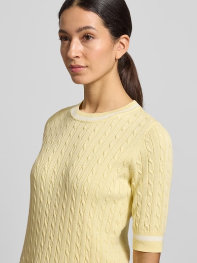 Frauenmodel trägt Strickpullover mit gerippten Abschlüssen von Christian Berg Woman in zartem Gelb, Baumwoll-Mix, Nahaufnahme Oberkörper.