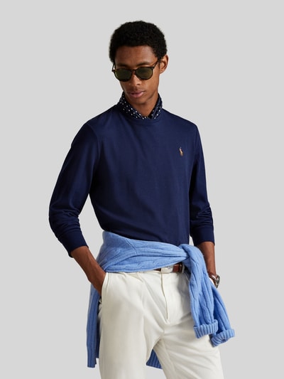 Mannermodel draagt donkerblauw shirt met lange mouwen Regular Fit Langarmshirt aus reiner Baumwolle Modell 'PIMA' van Polo Ralph Lauren, Heren Langarmshirt von Polo Ralph Lauren, half-totale vooraanzicht