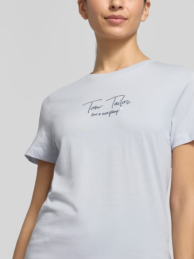 Frauenmodel trägt Regular Fit T-Shirt aus Bio-Baumwoll-Mix von Tom Tailor, unifarben, Kurzarm, Rundhals, Label-Schriftzug, Nahaufnahme Oberkörper