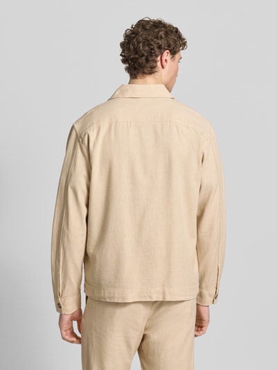 Männermodel trägt Oversized Hemdjacke aus Baumwoll-Leinen-Mix Modell 'OTTO BRODY' von SELECTED HOMME in Optik: Unifarben, Ganzkörperansicht Rückansicht.