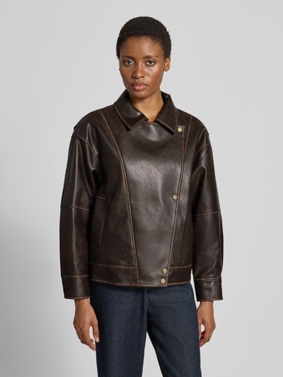 Kobieta modelka nosi Regular Fit Jacke in Leder-Optik mit Umlegekragen od Liu Jo White, Materiał skóropodobny, krój regular fit, wykładany kołnierz, listwa guzikowa, detal z logo, Długość tyłu w rozmiarze 36: 60 cm, Szerokość ramion w rozmiarze 36: 55 cm, Szerokość klatki piersiowej w rozmiarze 36: 60 cm, Długość rękawów w rozmiarze 36: 54 cm, ciemny brąz, kontrastowe przeszycia, gładka tekstura, Ganzkörperansicht von vorne.
