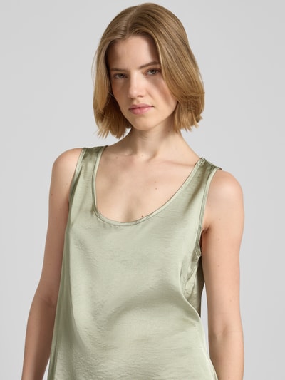 Frauenmodel trägt Regular Fit Top mit Viskose-Anteil von Oui, Material-Mix Satin, Rundhalsausschnitt, Nahaufnahme Oberkörper.