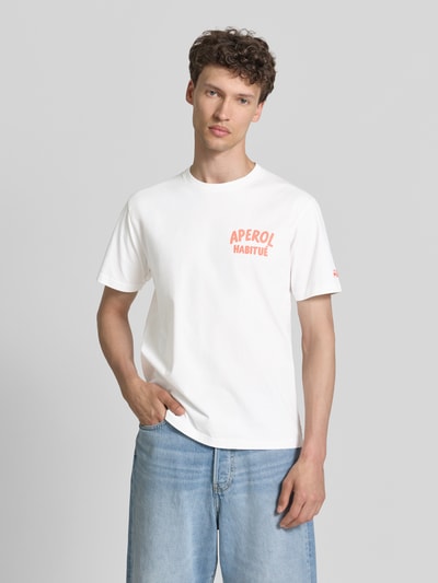 Männermodel trägt Herren T-Shirt mit Label-Prints Modell 'PORTLAND' von MC2 Saint Barth in Weiß aus reiner Baumwolle, Regular-Fit, Nahaufnahme Oberkörper.