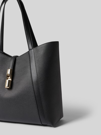 Produktfoto, schwarze Handtasche aus echtem Leder mit Logo-Detail Modell 'Goccia' von FURLA, strukturierte Oberfläche, goldene Details, offene Form, schmale Schulterriemen, neutraler Hintergrund.