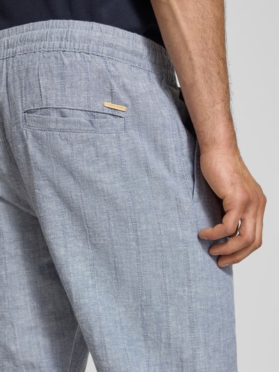 Männermodel trägt Relaxed Fit Hose aus Baumwoll-Leinen-Mix Modell 'KANE' von Jack & Jones, hellblau, mit Gesäßtasche, Detailaufnahme Rückansicht. Herren Hose, elastischer Bund mit Tunnelzug, Bundweite 41 cm, Innenbeinlänge 77 cm, feine Struktur.