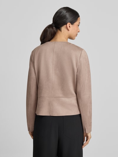 Frauenmodel trägt Regular Fit Kurzblazer in Lederoptik Modell 'NOS JULI' von Betty Barclay in Beige mit glatter Textur auf schwarzer Hose, Ganzkörperansicht Rückansicht. Damen Kurzblazer von Betty Barclay.