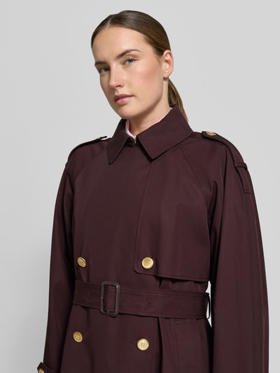 Kobiece modelka nosi Oversized Trenchcoat aus reiner Baumwolle od Tommy Hilfiger, efekt: jednolity kolor, krój oversized, wykładany kołnierz, listwa guzikowa 2-rzędowa, pasek w talii, aplikacja: gun flap, pagony, kontrafałda, rozporek, długi rękaw, patki przy mankietach, hydrofobowy, wpuszczane kieszenie, bawełna, zbliżenie na górę przodu.