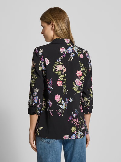 Kobieta modelka nosi Regular Fit Longblazer z efektem: wzór na całej powierzchni Model 'BOSELLA' od Pieces, tkana faktura, rękaw o dł. 3/4, poduszki na ramionach, widok całej sylwetki z tyłu.