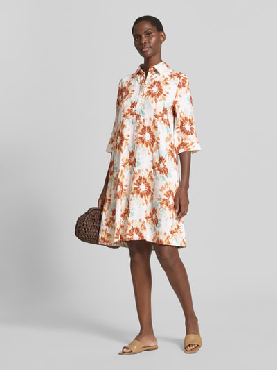 Frauenmodel trägt Hemdblusenkleid aus Leinen mit verdeckter Knopfleiste von Christian Berg Woman, gerader Schnitt, Allover-Look, 1/2-Arm, Rückenlänge 96 cm, Brustweite 51 cm, Ärmellänge 40 cm, beige-braunes Blumenmuster, lockere Textur, Ganzkörperansicht von vorne.