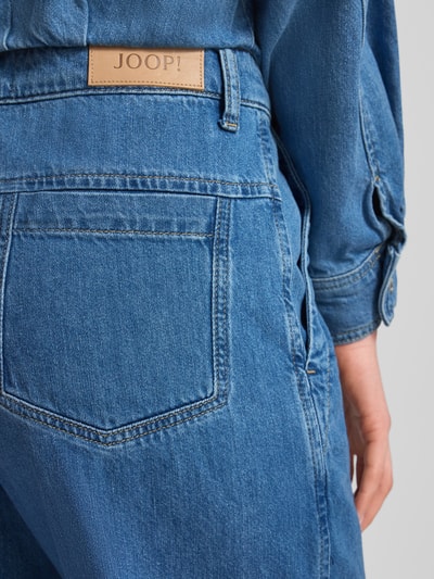 Frauenmodel trägt Straight Fit Jeans in verkürzter Passform Modell 'Estelle' von JOOP!, Reine Baumwolle, Detailaufnahme Gesäßbereich.