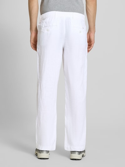 Männermodel trägt Leinenhose mit elastischem Bund Modell 'KARL LAWRENCE' von Jack & Jones in Weiß, Regular-Fit, reine Leinen, Ganzkörperansicht Rückansicht.